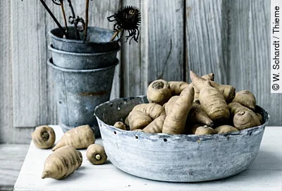 Kerbelrüben in einer Metallschale auf weißem Tisch