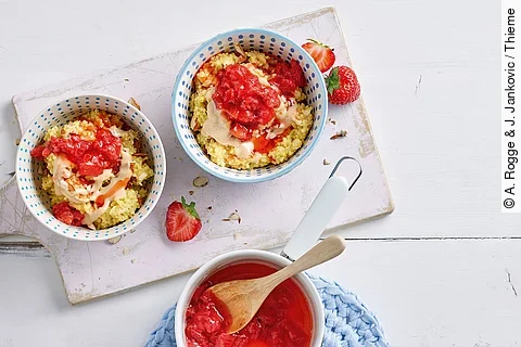 Warmes Hirsefrühstück mit Erdbeer-Rhabarber-Kompott