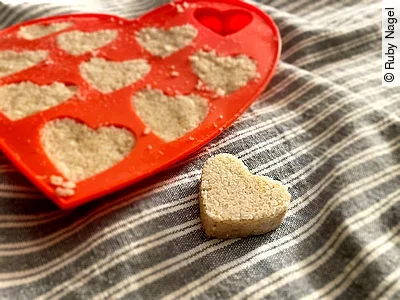 Badekugeln in Herzform in einer Form mit Herzen