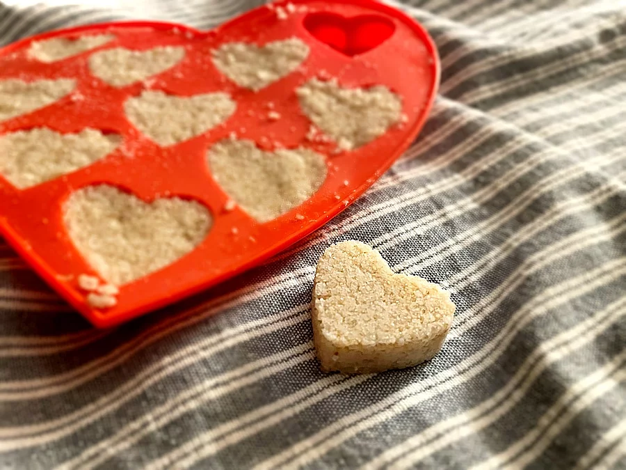 Badekugeln in Herzform in einer Form mit Herzen