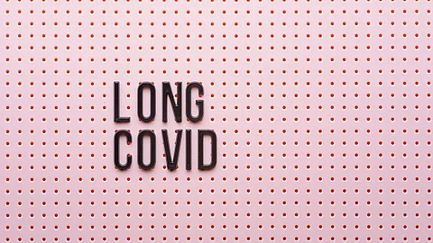 Rosafarbenes Schild mit dem Schriftzug Long Covid.