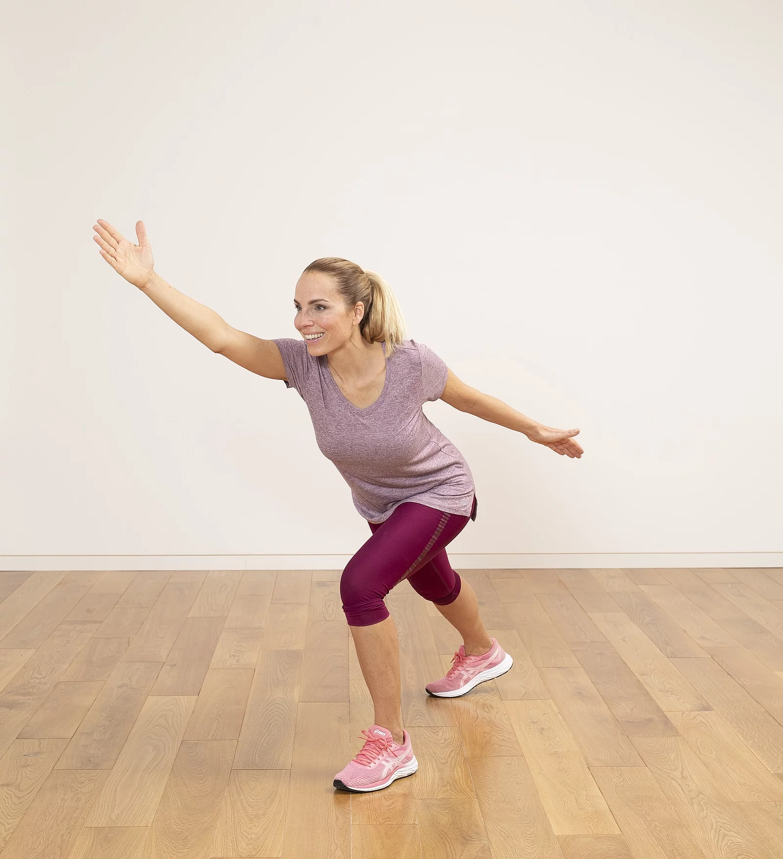 Frau in Skater-Position