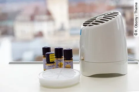Aromaöldiffuser mit drei Flaschen verschiedener Aromaöle.