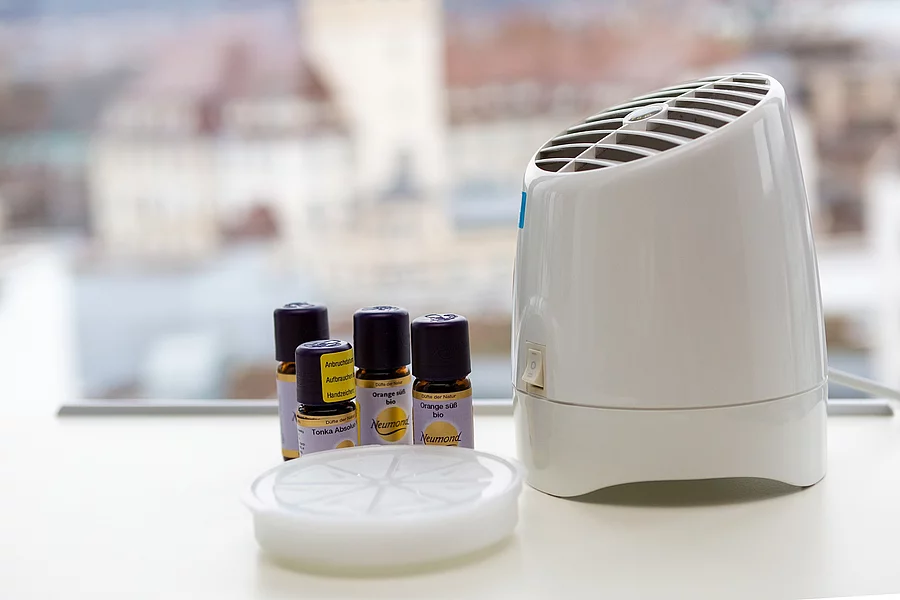 Aromaöldiffuser mit drei Flaschen verschiedener Aromaöle.