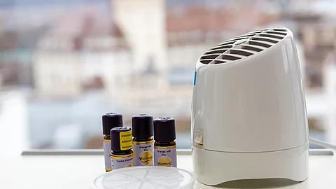 Aromaöldiffuser mit drei Flaschen verschiedener Aromaöle.