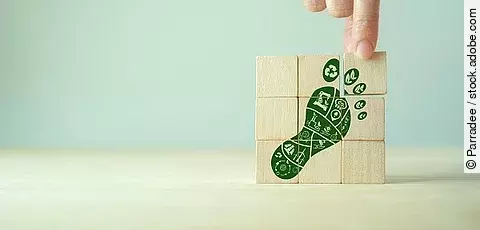 Symbolische Darstellung des ökologischen Fußabdrucks auf Holzbausteinen