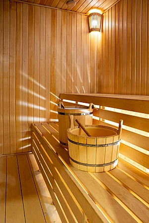 Sauna Interior mit Holzeimer auf der Saunabank.