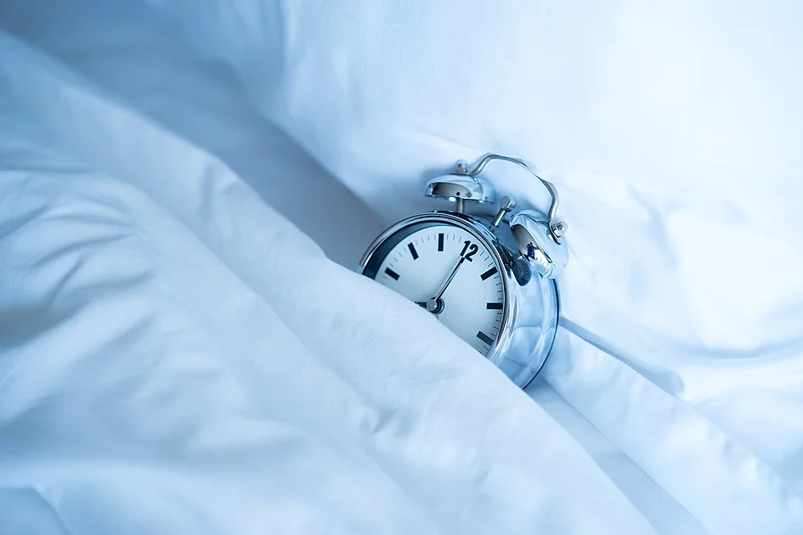 Alarm clock at 8 am. to wake up Wecker auf 8 Uhr im Bett