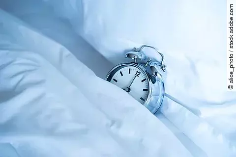 Wecker auf 8 Uhr im Bett