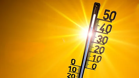 Gleißende Sonne und ein Thermometer