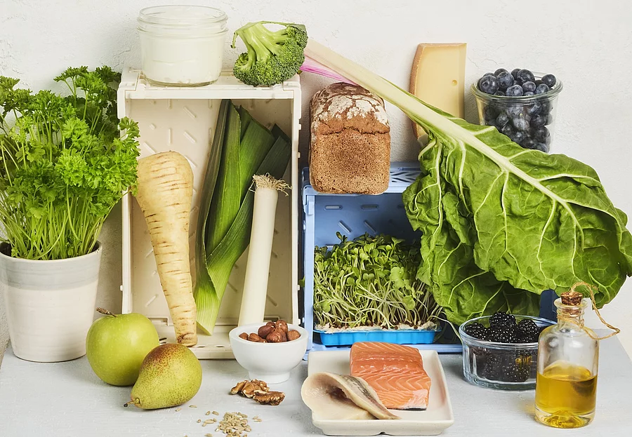 Nordische Lebensmittel: Pastinake, Petersilie, Fisch, Birne, Apfel, Käse, Rapsöl, Brot, Beeren, Joghurt Nordische Lebensmittel: Pastinake, Petersilie, Fisch, Birne, Apfel, Käse, Rapsöl, Brot, Beeren, Joghurt