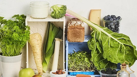 Nordische Lebensmittel: Pastinake, Petersilie, Fisch, Birne, Apfel, Käse, Rapsöl, Brot, Beeren, Joghurt