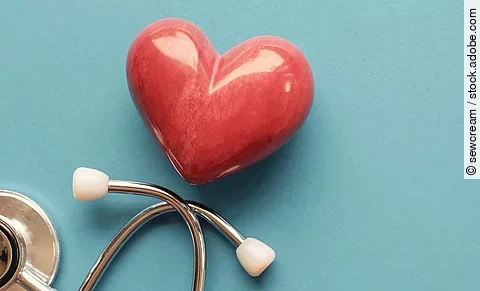 Rotes Herz und Stethoskop auf blauem Untergrund 