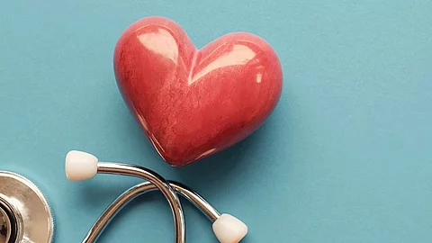 Rotes Herz und Stethoskop auf blauem Untergrund 