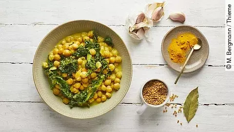 Teller mit Kichererbsen-Grünkohl-Curry