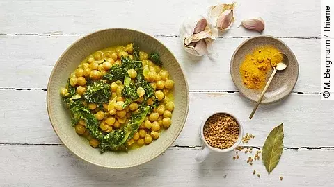 Teller mit Kichererbsen-Grünkohl-Curry