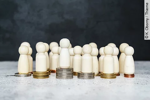 Holzmännchen auf Geldmünzen