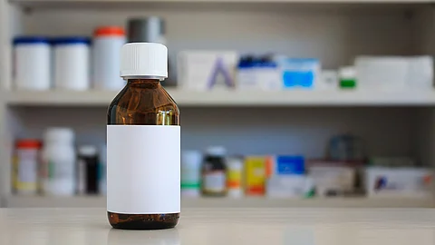 Medizinfläschchen mit weißem Etikett