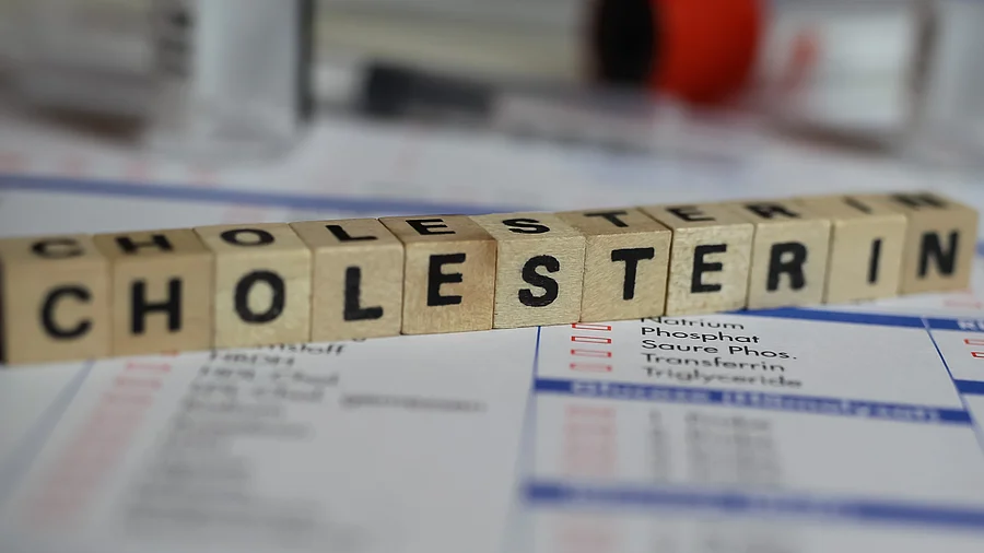 Scrabblebuchstaben mit dem Text Cholesterin Scrabblebuchstaben mit dem Text Cholesterin