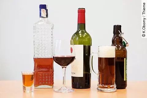 Verschiedene alkoholische Getränke stehen auf einem Tisch. 