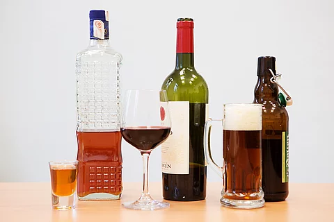 Verschiedene alkoholische Getränke stehen auf einem Tisch. 