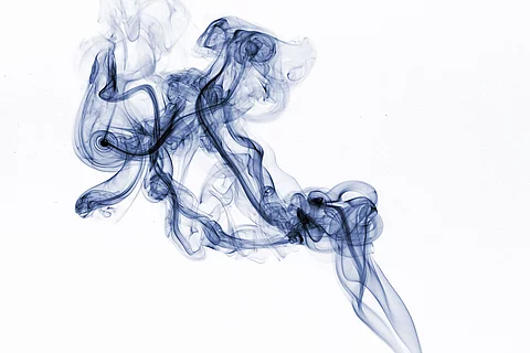 stilisierte blaue Rauchwolke vor weißem Hintergrund