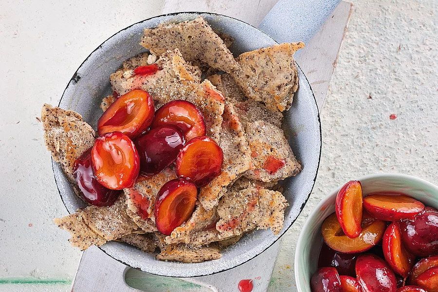 Mohn-Kaiserschmarrn mit Zwetschgenröster