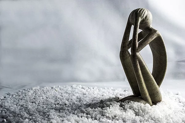 sadness Gebeugt sitzende Holzfigur, traurig