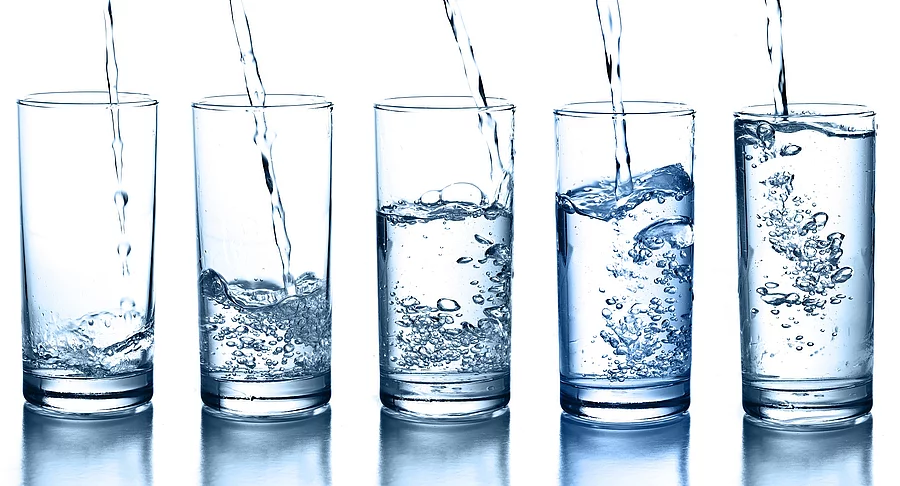 pouring water in a glass collection isolated 5 Wassergläser
