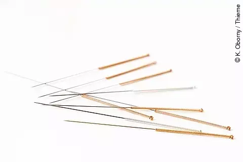 Akupunkturnadeln auf weißem Hintergrund