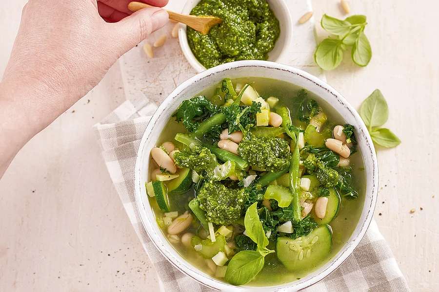 Grüne Minestrone mit Pesto