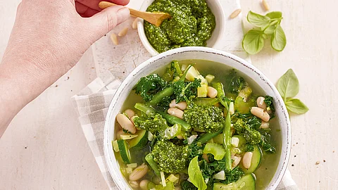 Grüne Minestrone mit Pesto