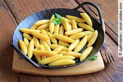 Schupfnudelpfanne goldgelb gebraten gebratene Schupfnudeln in gusseiserner Pfanne