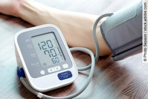 Blutdruckmessgerat welches einen Blutdruck von 120/70 anzeigt.