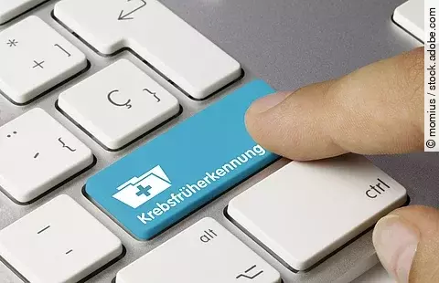 Weiße Tastatur mit blauer Taste "Krebs-Früherkennung"