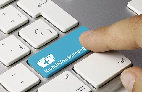 Weiße Tastatur mit blauer Taste "Krebs-Früherkennung"