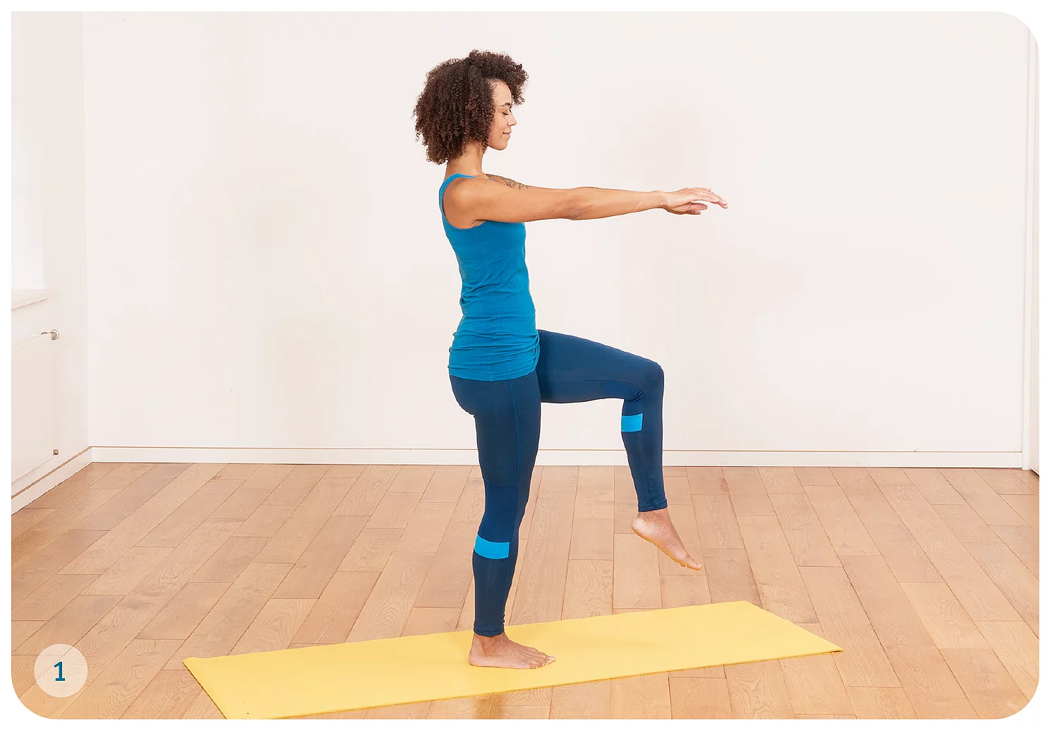 Junge Frau macht Gymastik auf Yogamatte.