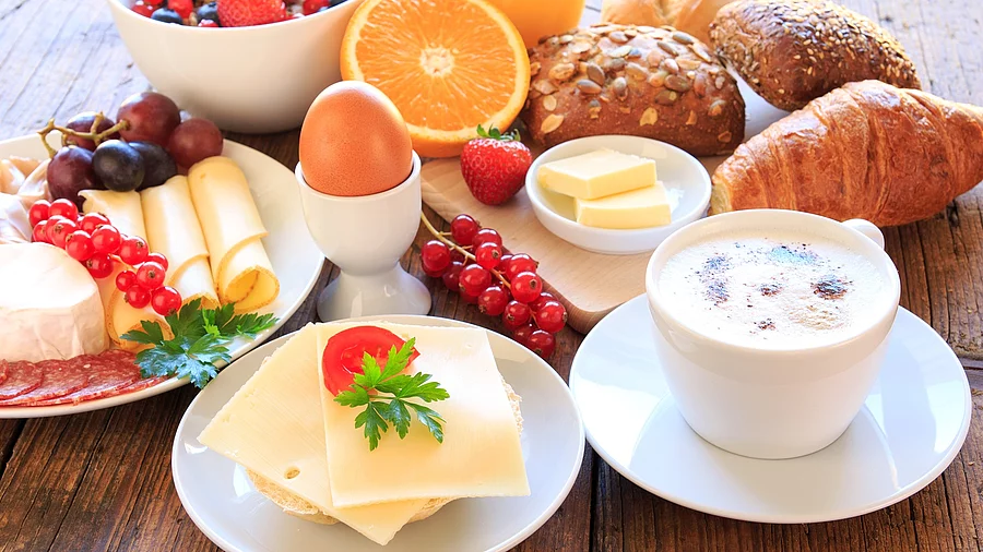 Gedeckter Frühstückstisch Gedeckter Frühstückstisch