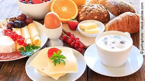 Gedeckter Frühstückstisch