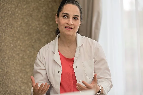 Die Hautärztin Dr. Yael Adler