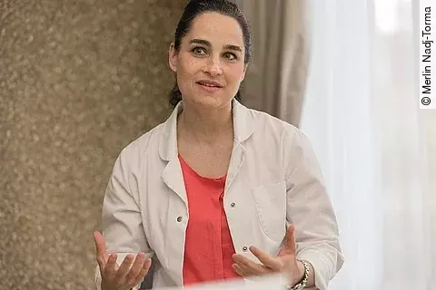 Die Hautärztin Dr. Yael Adler