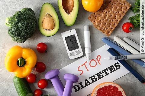 Komposition aus Obst, Gemüse und einem Blutzucker Messgerät. In der Mitte steht "Stop Diabetes".