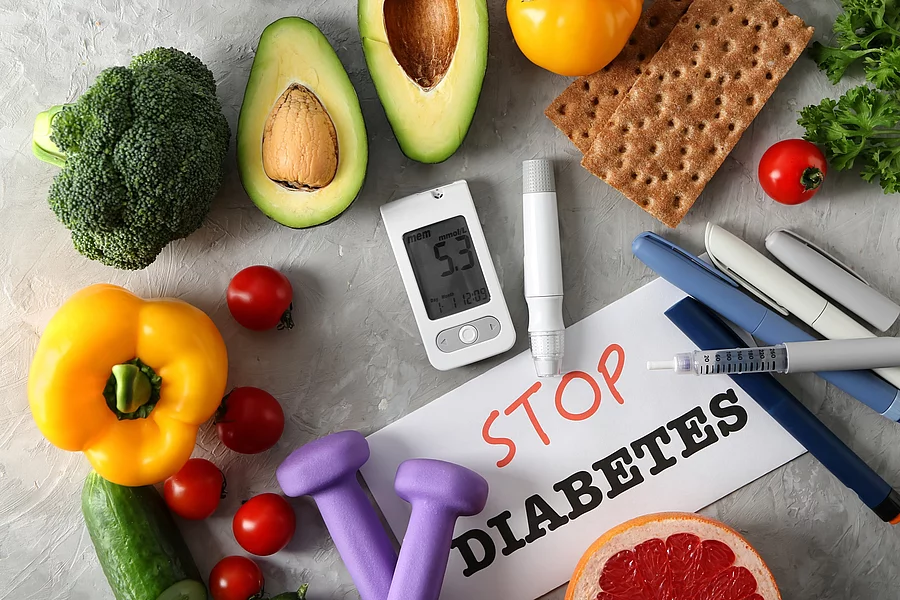 Komposition aus Obst, Gemüse und einem Blutzucker Messgerät. In der Mitte steht "Stop Diabetes".