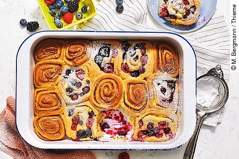 Hefeteigschnecken mit Beerenfüllung