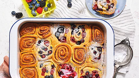 Hefeteigschnecken mit Beerenfüllung