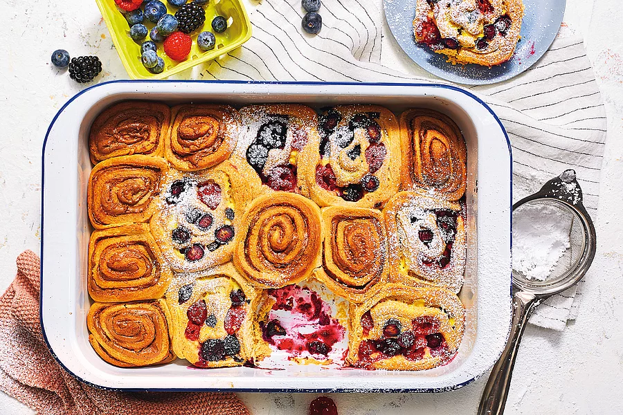 Hefeteigschnecken mit Beerenfüllung