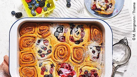 Hefeteigschnecken mit Beerenfüllung
