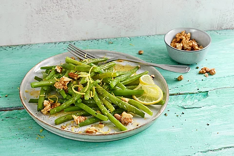 Bohnensalat mit Nüssen auf türkisem Tischtuch