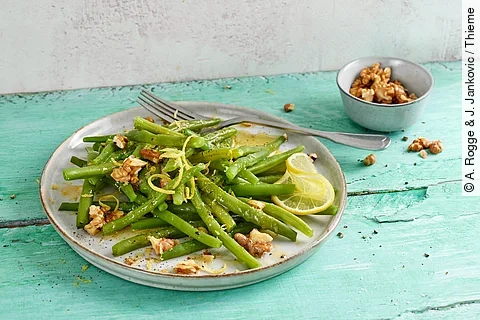 Bohnensalat mit Nüssen auf türkisem Tischtuch