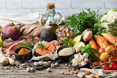 Auswahl an Lebensmittel, die zu einer mediterranen Ernährung gehören.
